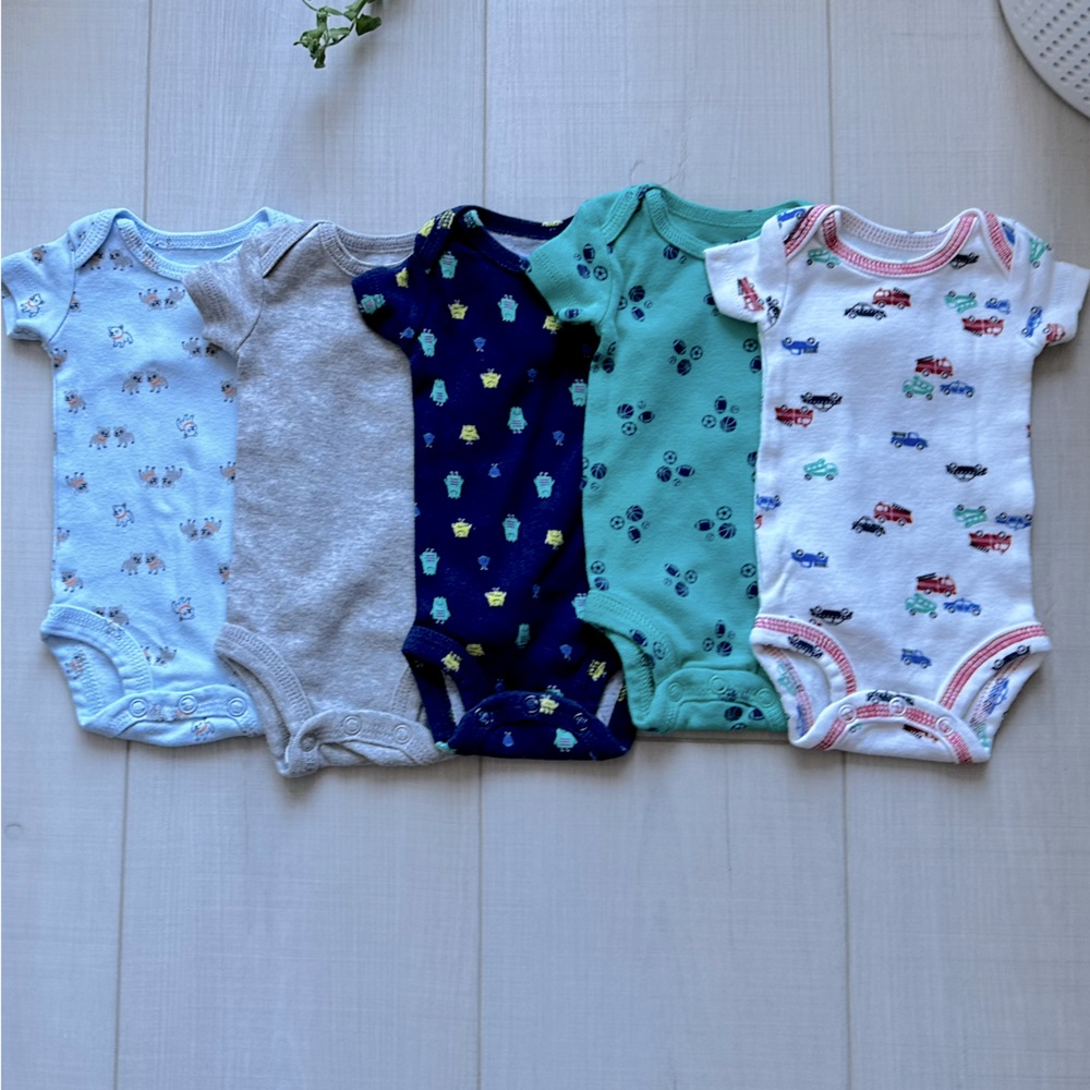 Simple Joys by Carter’s Baby Boy’s Short Sleeve Bodysuit bundle of 5